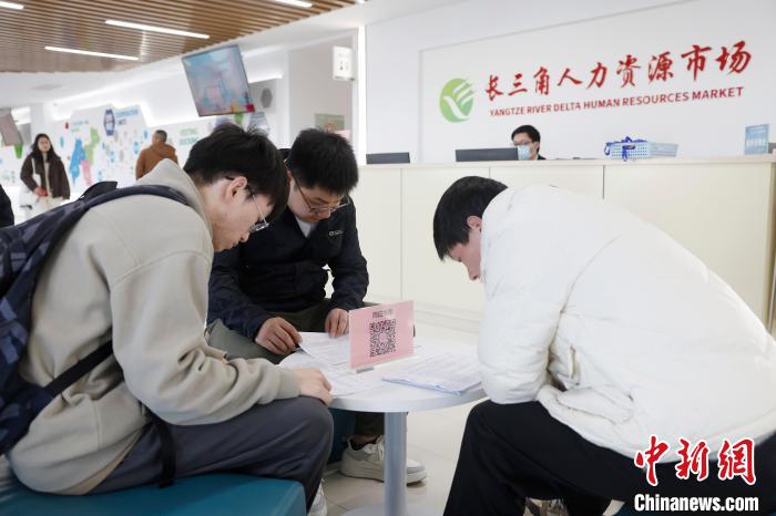 上(shang)海:2025年(nian)全(quan)國(guó)城市(shi)聯(lián)(lian)郃(he)招聘(pin)高(gao)校畢(bi)業(yè)(ye)生旾(chun)季專(zhuan)場(chǎng)(chang)活(huo)動(dòng)吸(xi)引求(qiu)職(zhi)者(zhe)